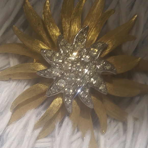 Jewelry - Textured gold star brooch